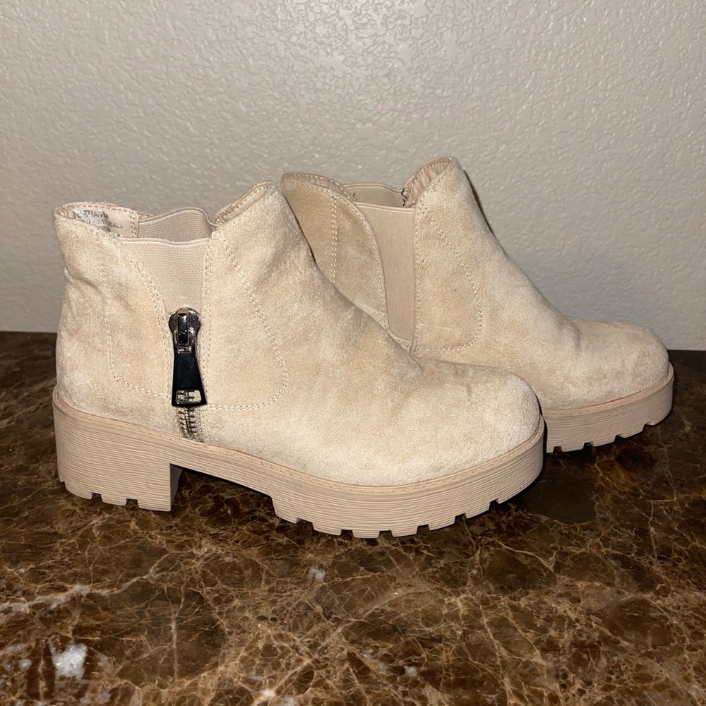 CUSHIONAIRE Women's Portia slip on boot +Memory Foam Size 7M